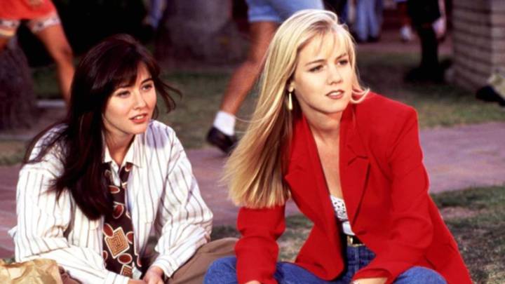 Shannen Doherty y Jennie Garth en una escena de la serie original de 'Sensación de vivir'. Foto Facebook