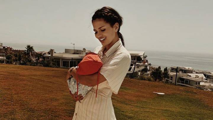 La actriz Sara Sálamo con su hijo Theo en brazos a principios de agosto del 2019. Foto Instagram @sarasalamo