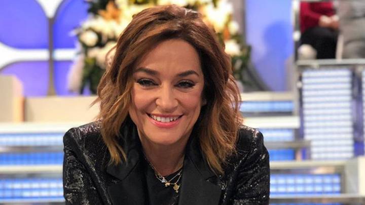 La presentadora Toñi Moreno sonrinte en el plató de 'Viva la vida'. Foto Instagram @tmoreno73