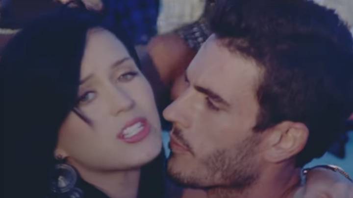 La cantante Katy Perry y el modelo Josh Kloss en el videoclip de 'Teenage Dream'. Foto: Captura Youtube