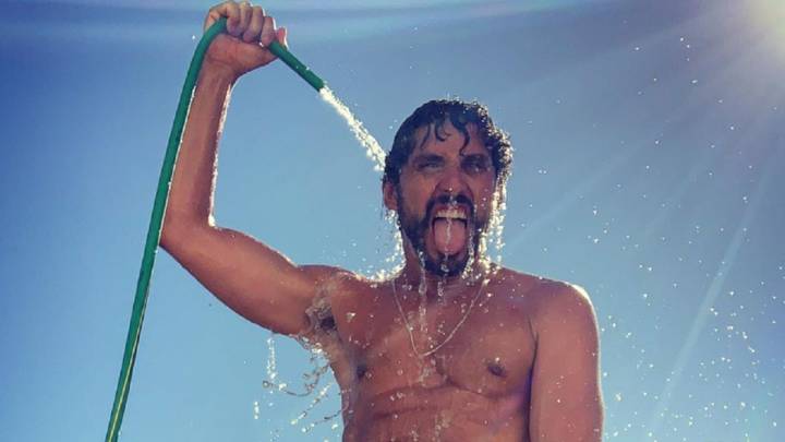 Paco León publica un nuevo desnudo integral: "El manguerazo de toda la vida"