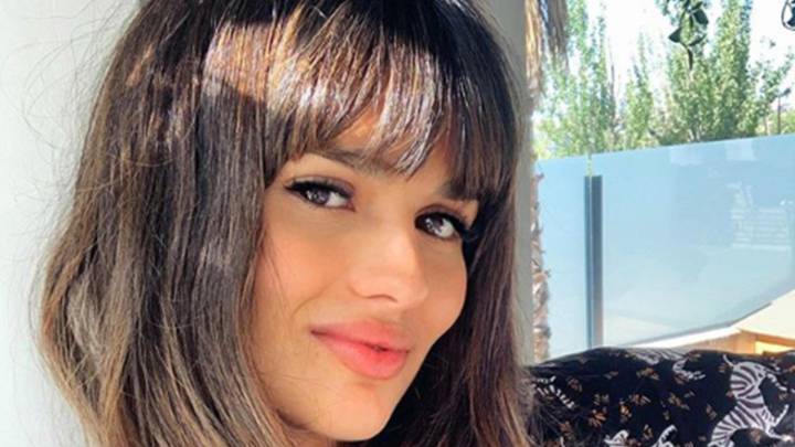La actriz Sara Sálamo, pareja del futbolista Isco Alarcón, luciendo en su jardín el corte de flequillo que se había hecho ella misma. Foto Instagram @sarasalamo
