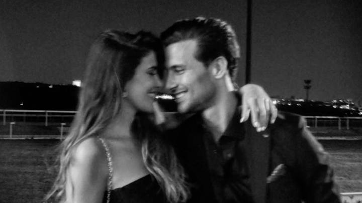 Lidia Torrent, camarera de 'First Dates' e hija de Elsa Anka, y el exfutbolista Jaime Astrain, colaborador de 'El Chiringuito', en su primera foto oficial como pareja: una imagen en blanco y negro en la que aparecen muy sonrientes y acaramelados. Foto Instagram @jaimeastrain