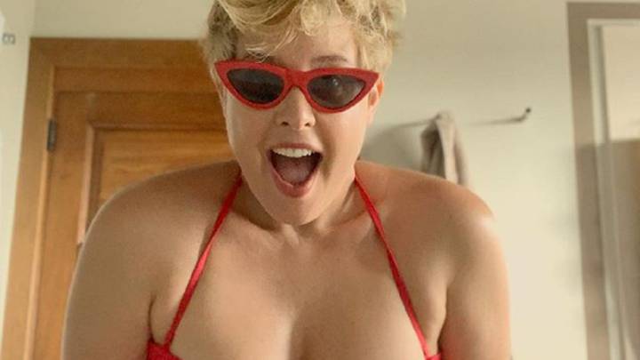 Tania Llasera cumple su promesa y enseña en bikini sus "kilos postvacacionales"