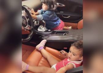 Las hijas de Cristiano Ronaldo le 'roban' el Bugatti a su padre