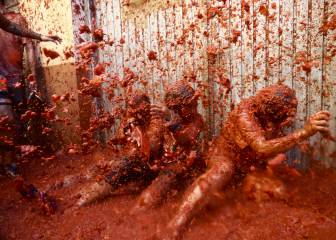 Buñol se tiñe de rojo con su tradicional 'Tomatina'