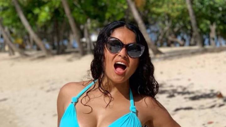 El espectacular posado de Salma Hayek en bikini a punto de cumplir 53 años