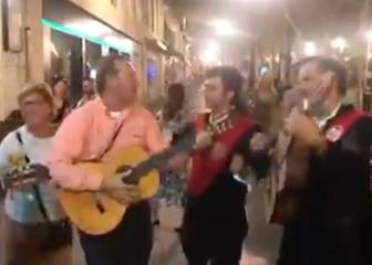 De Hollywood a Sevilla: Kevin Spacey cantando 'La Bamba' con una tuna