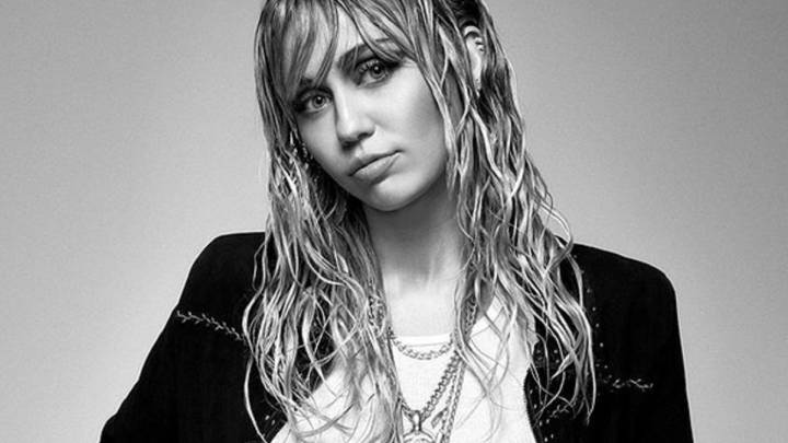 Miley Cyrus, "jodidamente inspirada" en su regreso al estudio tras sus rupturas