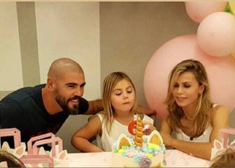 Víctor Valdés, apartado del Barça, celebra el cumpleaños de su hija