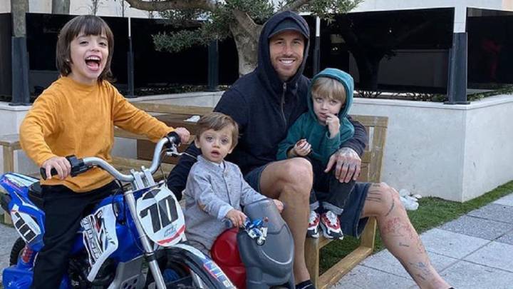 La tarde sobre ruedas de Sergio Ramos y sus hijos: "Los problemas crecen"