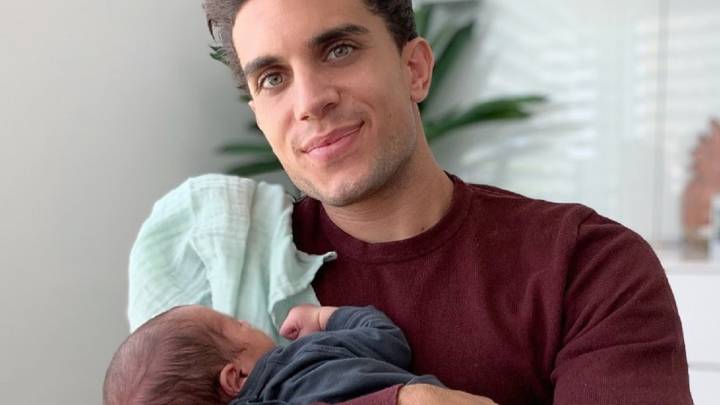 Marc Bartra tira de ingenio con su primer posado paterno junto a su bebé