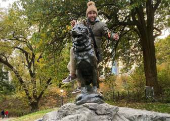 Kiko Rivera 'la lía' en Nueva York: se sube a una estatua y las redes se le echan encima