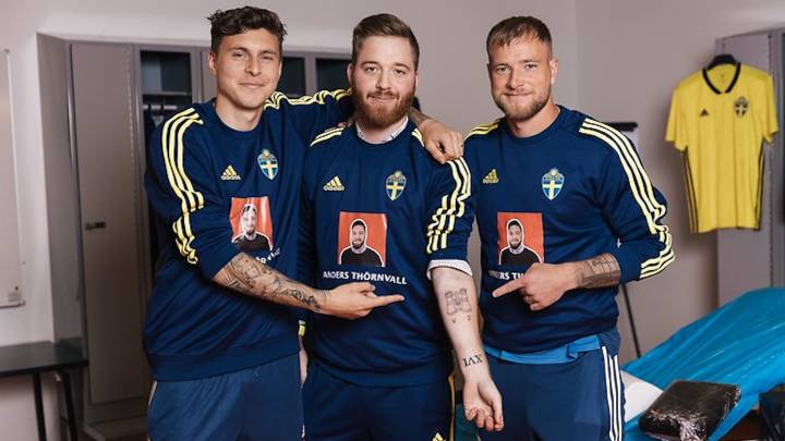 Victor Lindelof y John Guidetti se convierten en tatuadores por un día