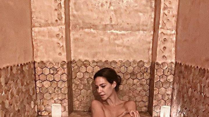 tamara gorro bañera desnuda relax