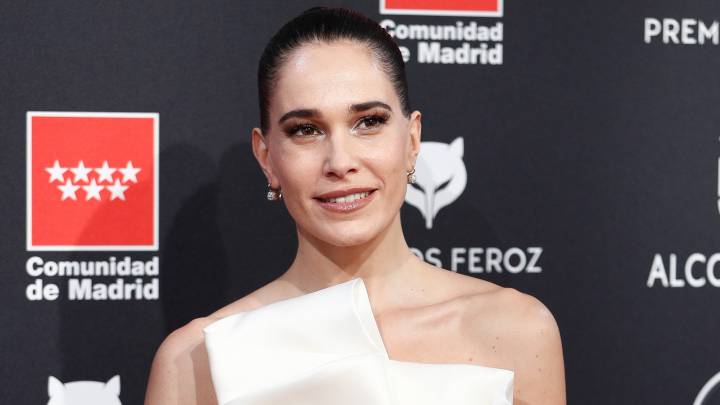 Celia Freijeiro deja su pecho al descubierto en la alfombra roja de los Premios Feroz