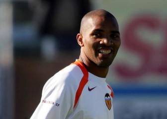 Regueiro, ex del Valencia, feliz en una juguetería tras una dura enfermedad