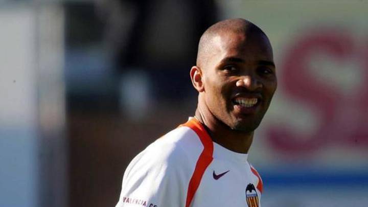 Regueiro, ex del Valencia, feliz en una juguetería tras superar una dura enfermedad