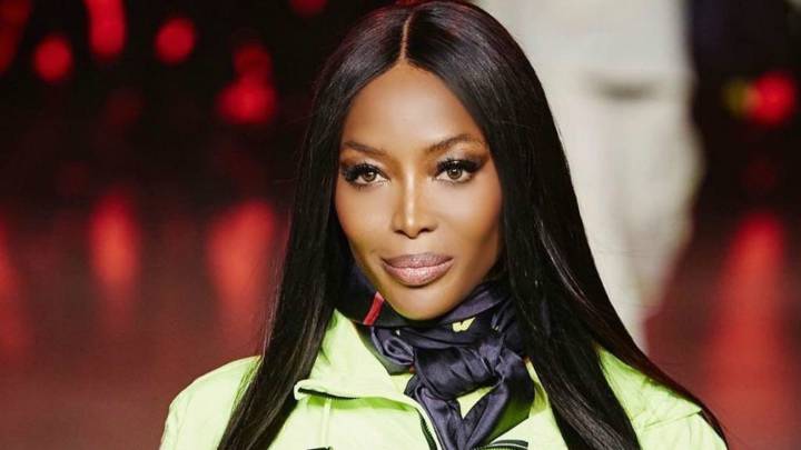 naomi campbell coronavirus traje mascarilla aislante gafas mono aeropuerto desinfectante instagram