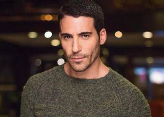 Miguel Ángel Silvestre se desnuda imitando una foto de su infancia