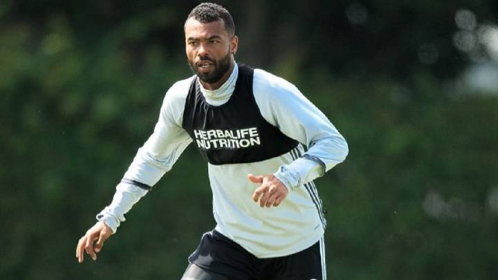 ashley cole robo asalto casa atado silla familia chelsea exfutbolista lateral