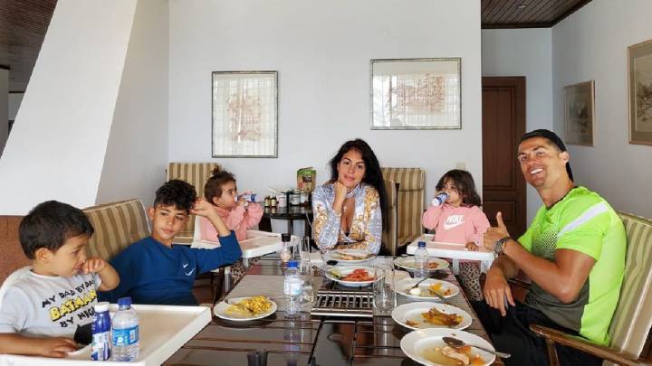 cristiano ronaldo familia pascuas portugal georgina rodríguez hijos estampa familiar