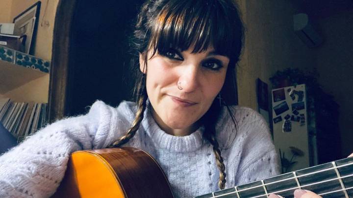 Rozalén presenta "Aves enjauladas", una nueva canción solidaria