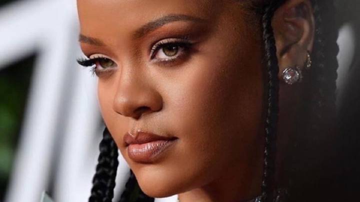 Rihanna causa sensación con una sensual foto en lencería de transparencias