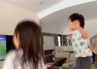 La adorable escena de los hijos de un futbolista al ver jugar de nuevo a su padre