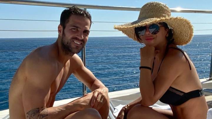 mujer cesc fabregas piscina pequeñas cosas criticas redes sociales lujo vacaciones futbolistas