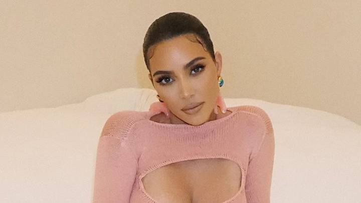 Kim Kardashian pone su cintura al límite con su corsé más exagerado