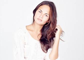 La modelo Chrissy Teigen muestra el resultado de su reducción de pecho
