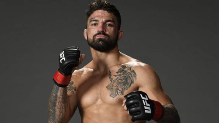 Un luchador de la UFC ataca a puñetazos a un hombre mayor en un bar