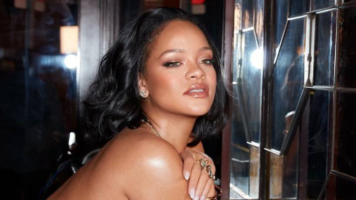 rihanna posado ropa interior tacones basura bombilla harper's bazar redes sociales maquillaje