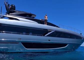Zlatan Ibrahimovic shows off his 'diving' skills