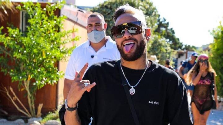 Neymar no pierde el tiempo en Ibiza: se cambia el 'look' y se divierte junto a Anitta