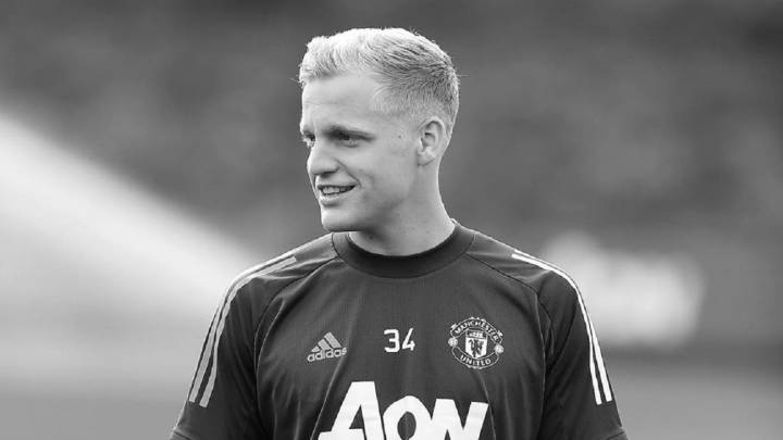 Van de Beek celebra su fichaje por el Manchester United con un coche de 164.000 €