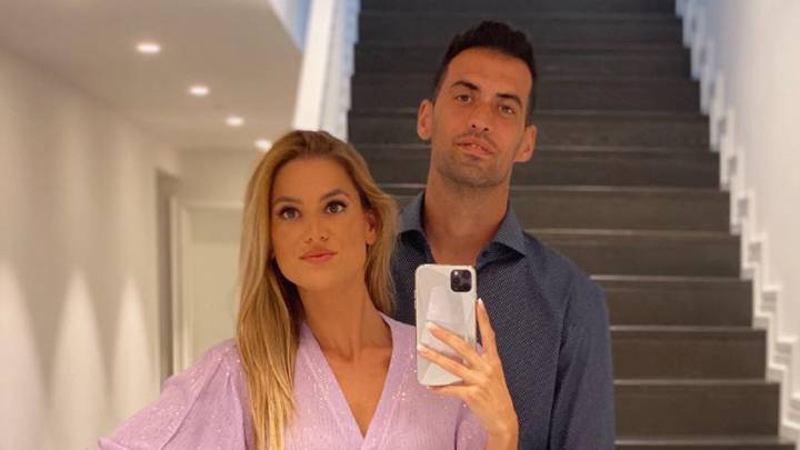 Elena Galera felicita a su hijo sin percatarse de los "traviesos" invitados de la foto