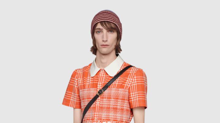 gucci vestido hombre naranja cuadros 1.900 euros precios caro lujo novedoso estereotipos moda granjero