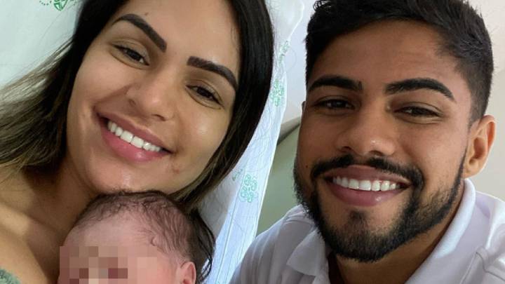 Un futbolista brasileño ayuda a que su mujer dé a luz en la calle