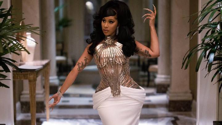Cardi B publica por error una foto de sus pechos