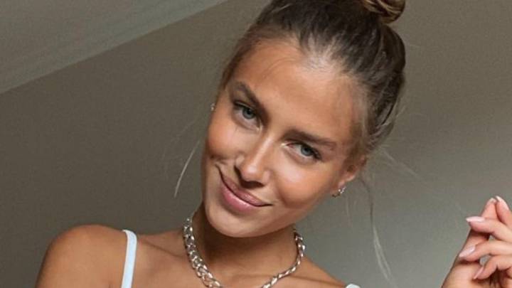 El posado en bikini de la novia de Brad Pitt tras denunciar comentarios de odio