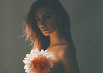 Emily Ratajkowski anuncia su embarazo con un espectacular desnudo en Vogue