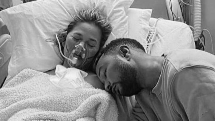 chrissy teigen perdida hijo muerte jack embarazo final explicacion motivo muerte causa hospital john legend blog post