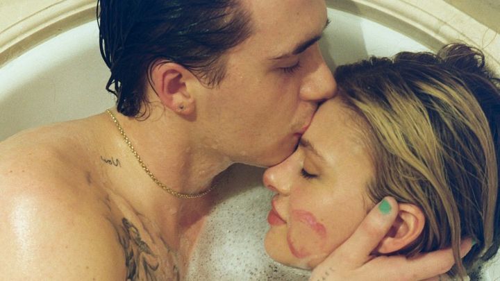 brooklyn beckham aniversario nicola peltz david beckham victoria beckham boda baño desnudos sexy fotos instagram