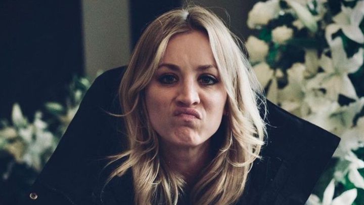 kaley cuoco escenas cama the big bang theory johnny galecki relacion ruptura chuck lorre creador