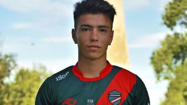 La reacción de un joven futbolista cuando un fan le pidió probar la fidelidad de su novia