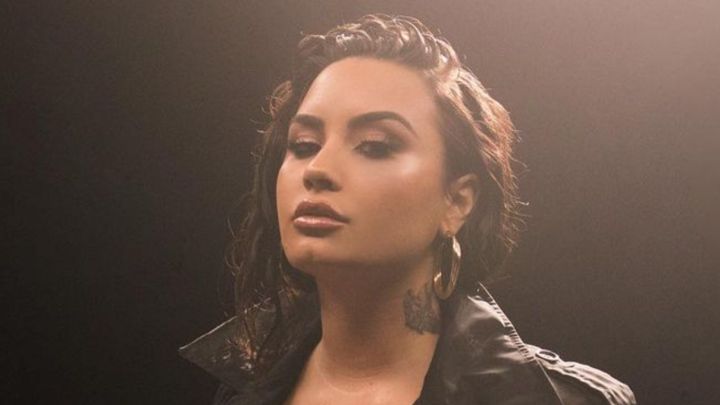 demi lovato nuevo look irreconocible cabeza rapada rubia peinado redes sociales ruptura max ehrich compromiso