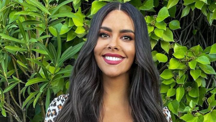 cristina pedroche yoga postura imposible desnuda jardin casa dabiz muñoz campanadas antena 3 nochevieja vestido diseño flexibilidad redes sociales