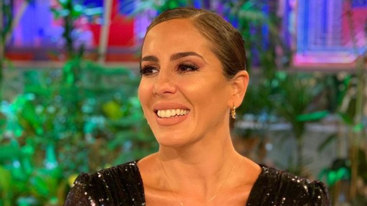 anabel pantoja imagen físico lorzas espalda críticas panceta redes sociales niega borrar foto isabel pantoja kiko rivera cantora